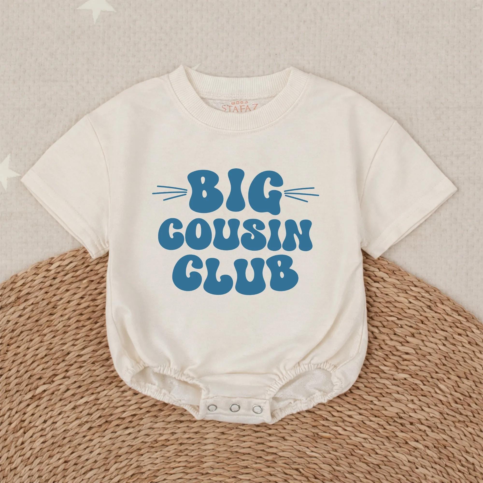 Big Cousin Club Baby Bubble Romper with Retro Blue Text, Pregnancy Announcement Outfit for Toddlers, Cute Family Matching Shirt