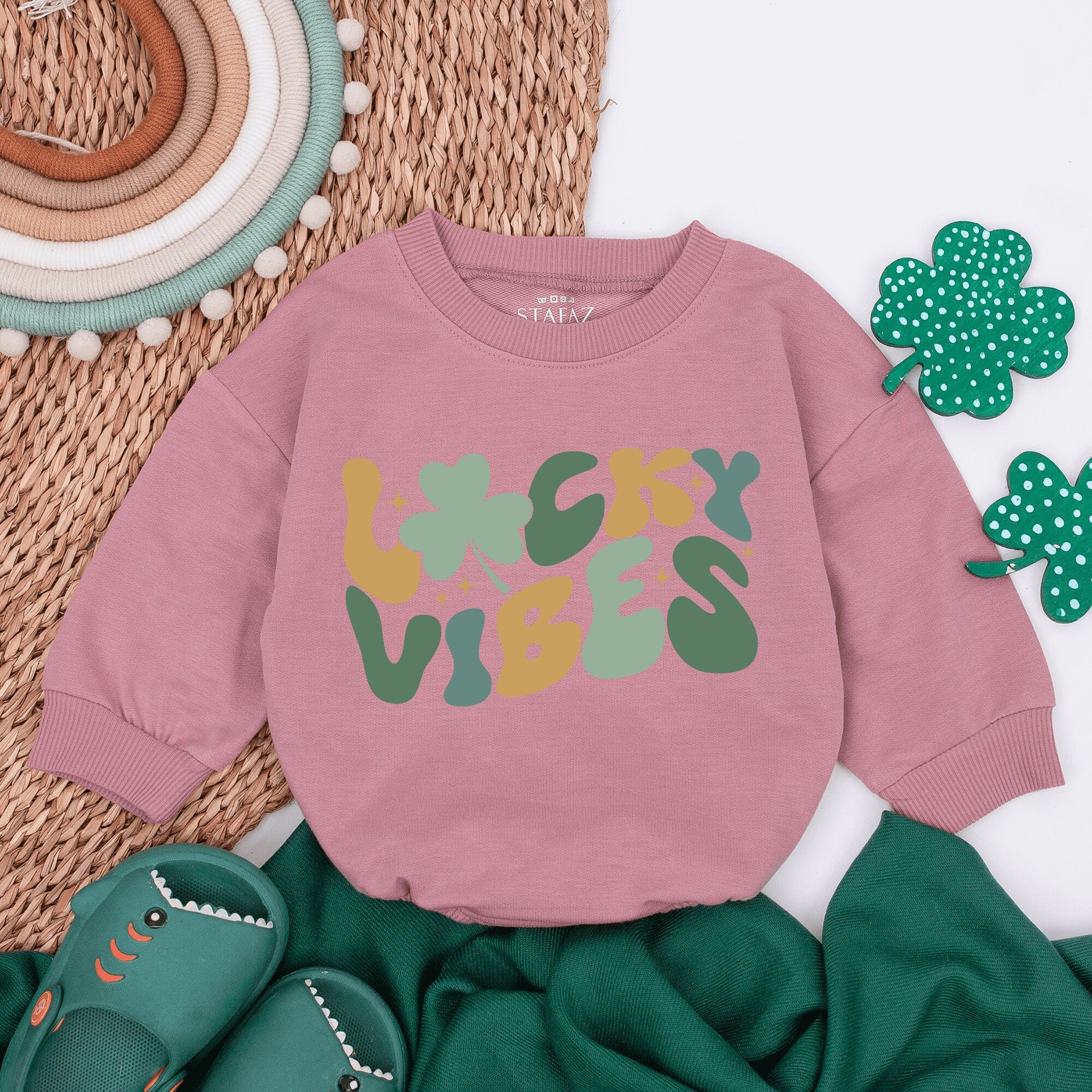 Lucky Vibes Romper Shamrock Design Infant Outfit St. Patrick's Day Baby Clothes Retro Style Newborn Gift Comfortable Cotton Bodysuit