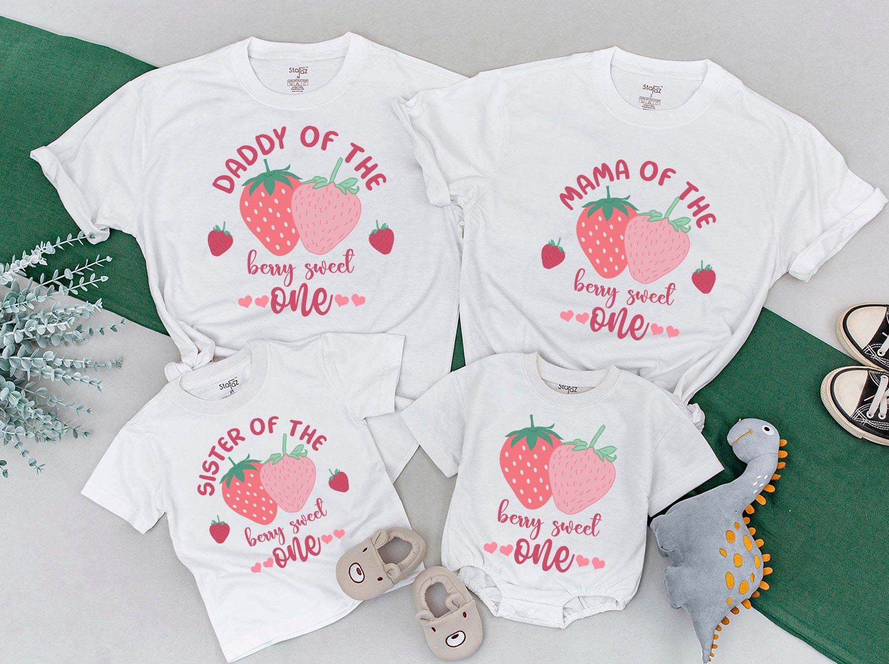 Berry Sweet First Birthday Matching Family T-shirts Personalized Strawberry Party Outfits Mom Dad Baby Cotton Cute 1st Celebration