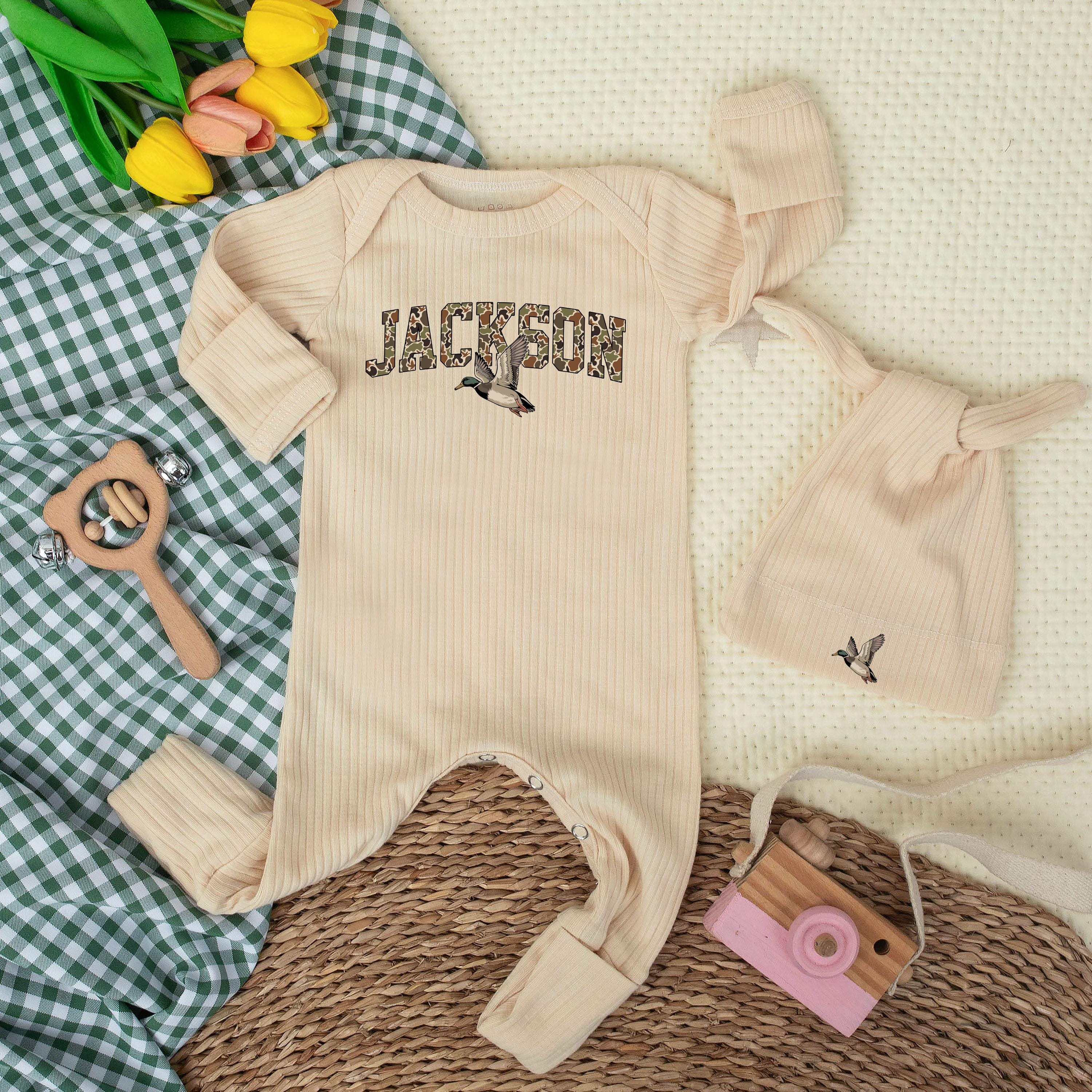 Personalized Camo Name Baby Bodysuit with Mallard Duck Design Rustic Newborn Outfit Cute Baby Shower Gift Hunting-Themed Coming Home Clothes