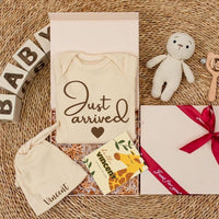 Personalized Just Arrived Baby Bodysuit and Hat Gift Set with Name, Newborn Coming Home Outfit, Light Fabric Dark Brown Design Elegant Baby Gift