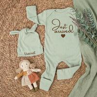 Personalized Just Arrived Baby Bodysuit and Hat Gift Set with Name, Newborn Coming Home Outfit, Light Fabric Dark Brown Design Elegant Baby Gift